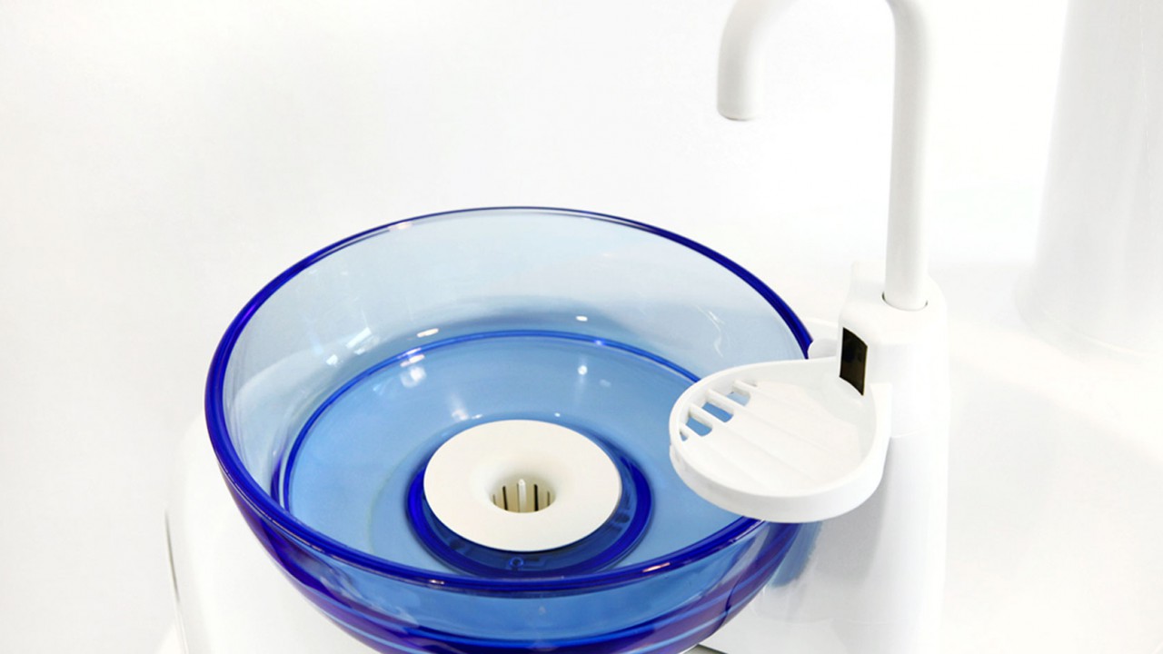 Mundspülschüssel aus blauem Plexiglas