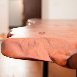 Tisch aus Kauri-Holz