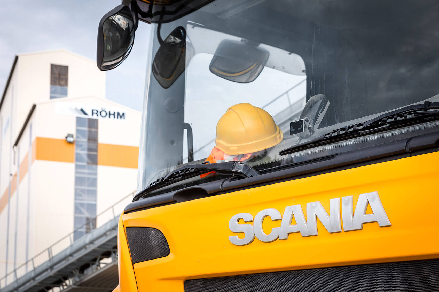 Auf dem Kieswerk von Röhm, im Vordergrund ein großer LKW von Scania